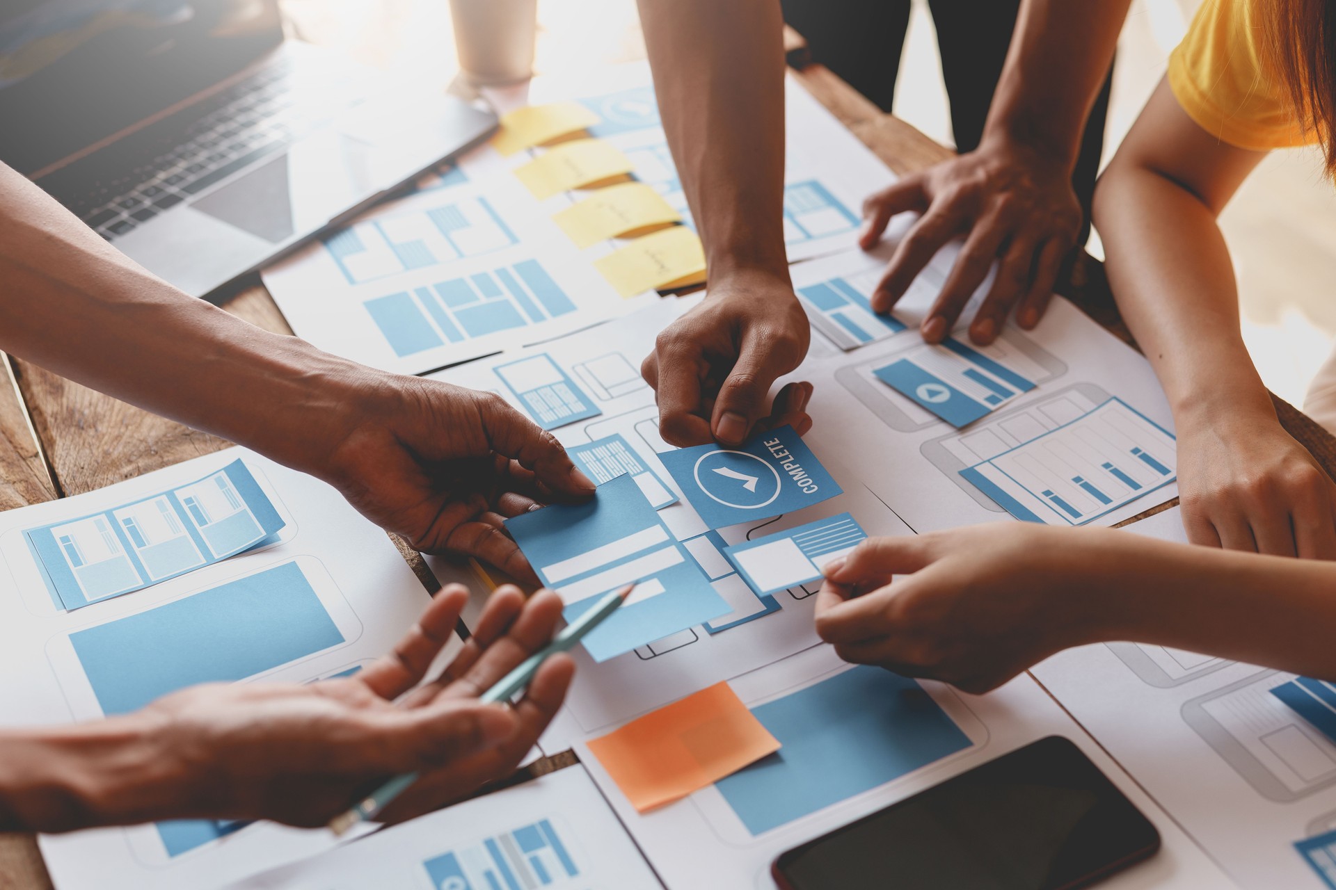 Programmers developing app UX Various application systems in the phone function to make it run more efficiently and stably.